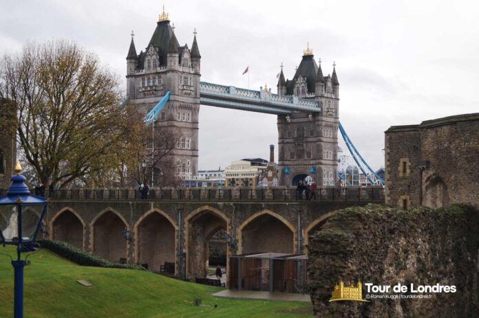 Vue depuis la Tour de Londres Vue depuis la Tour de Londres sur le Tower Bridge